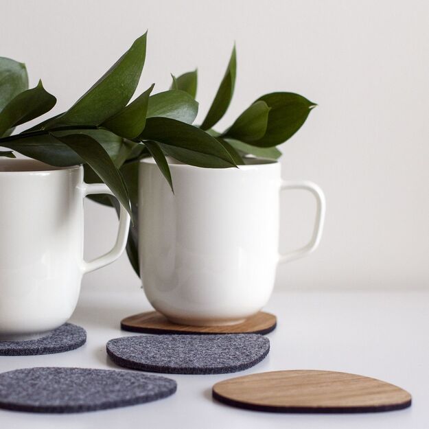 Ovalių formų padėkliukai "Akmenėliai" arbatos/kavos puodeliams iš medžio ir veltinio, 6 vnt.