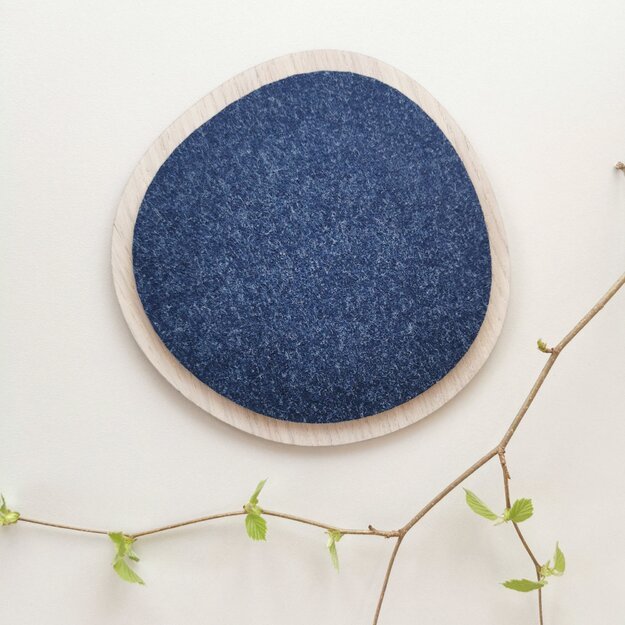"Akmenėlis" mėlynas padėkliukas arbatiniui iš medžio ir veltinio (19x19 cm), 1 vnt.