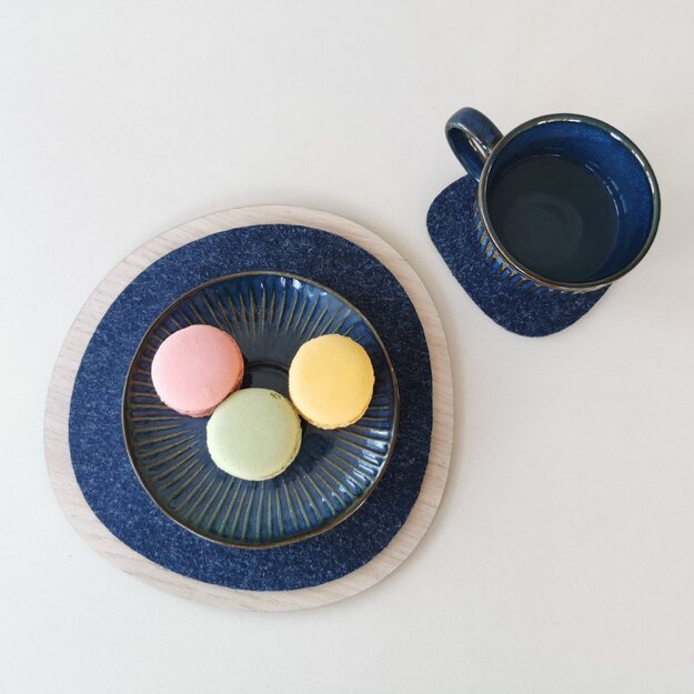 "Akmenėlis" mėlynas padėkliukas arbatiniui iš medžio ir veltinio (19x19 cm), 1 vnt.