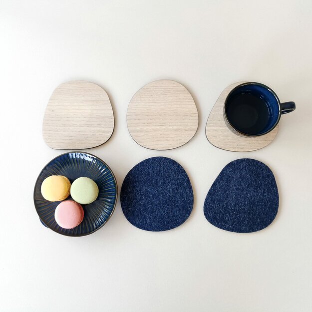 Ovalūs mėlyni padėkliukai "Akmenėliai" arbatos/kavos puodeliams iš medžio ir veltinio, 6 vnt.