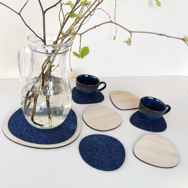 Ovalūs mėlyni padėkliukai "Akmenėliai" arbatos/kavos puodeliams iš medžio ir veltinio, 6 vnt.