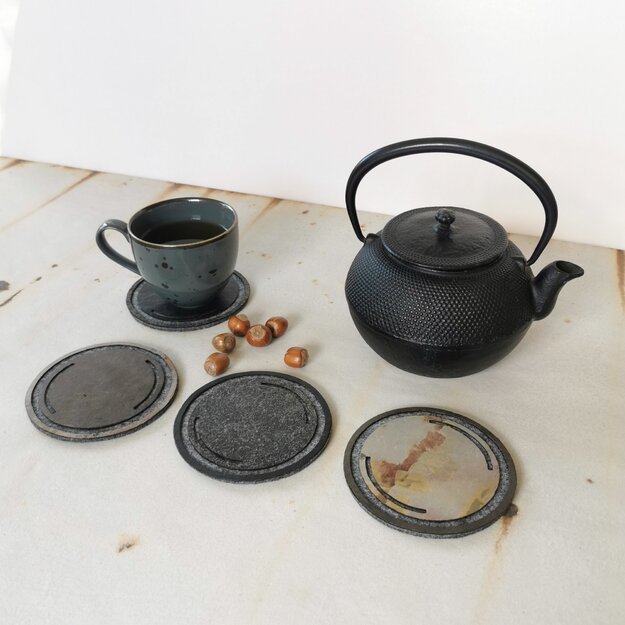 Padėkliukai iš akmens „Kavos pupelės“ arbatos/kavos puodeliams. 4 vnt.