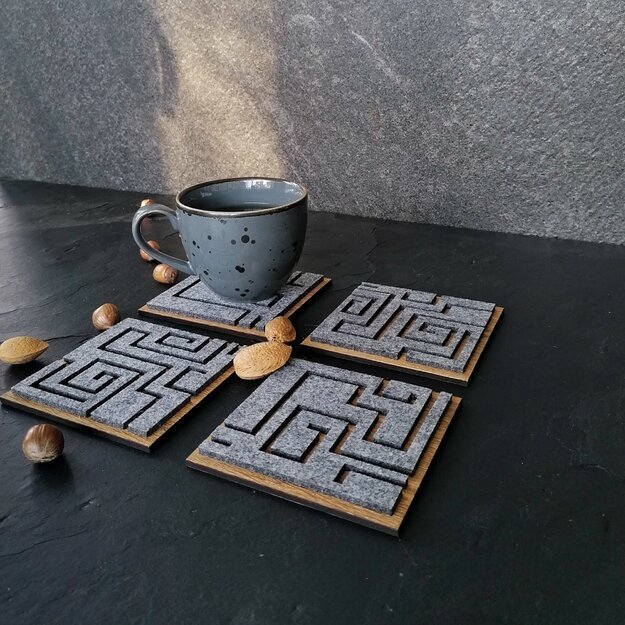 Padėkliukai "Labirintas" arbatos/kavos puodeliams iš medžio ir filco, 4 vnt.