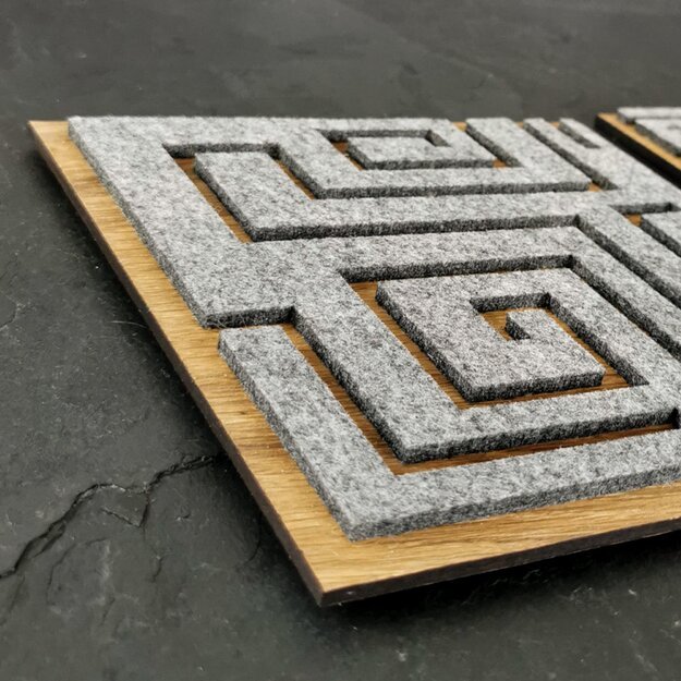 "Labirintas" padėkliukas arbatiniui iš medžio ir filco (19x19 cm)
