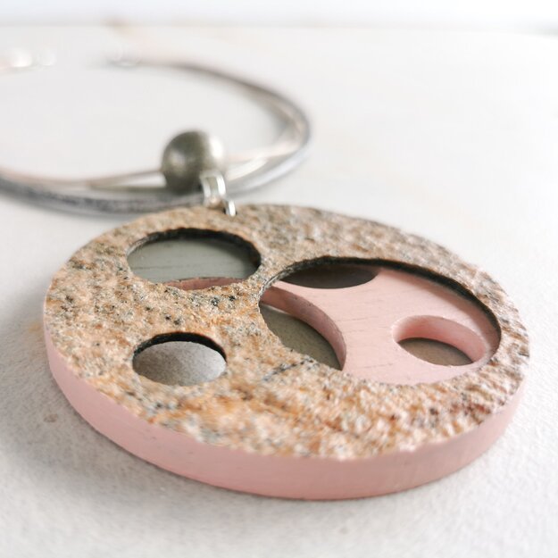 Rožinė tėkmė - lengvas kaklo papuošalas iš plono akmens, medžio, odos virvelių bei sidabro spalvos metalinių detalių