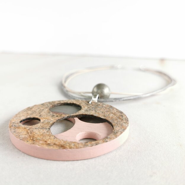 Rožinė tėkmė - lengvas kaklo papuošalas iš plono akmens, medžio, odos virvelių bei sidabro spalvos metalinių detalių