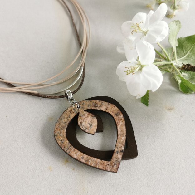 Žiedas - lengvas kaklo papuošalas iš plono akmens, medžio, odos virvelių bei sidabro spalvos metalinių detalių