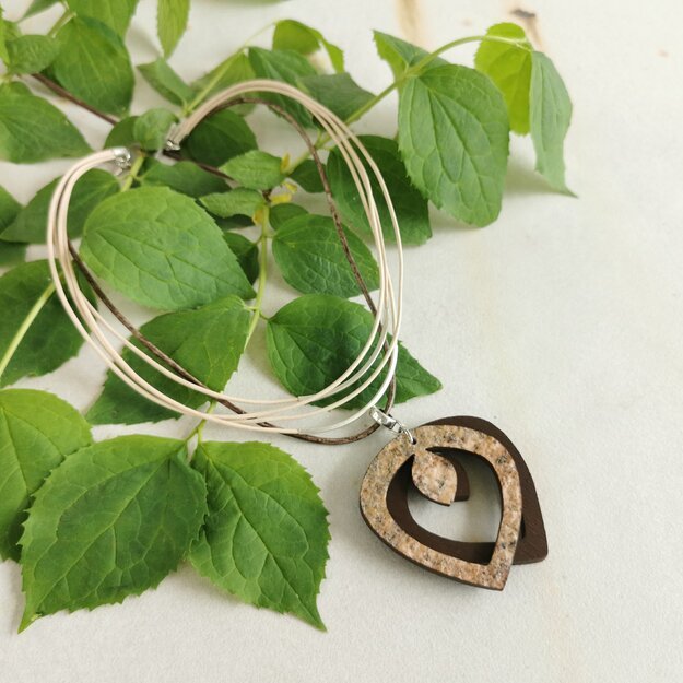 Žiedas - lengvas kaklo papuošalas iš plono akmens, medžio, odos virvelių bei sidabro spalvos metalinių detalių