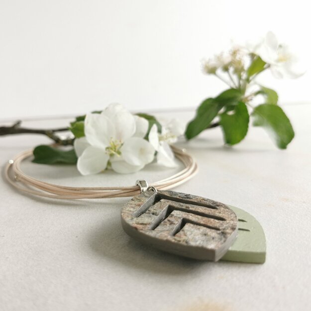 Vasara - lengvas kaklo papuošalas iš plono akmens, medžio, odos virvelių bei sidabro spalvos metalinių detalių
