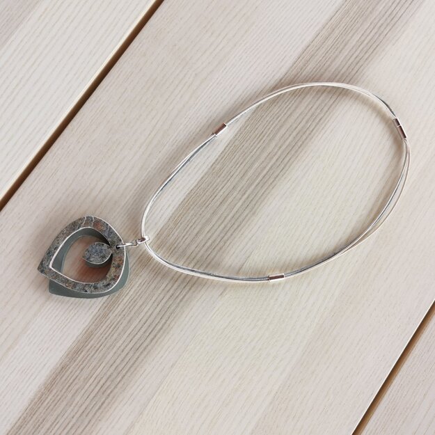 Akmens žiedas - lengvas kaklo papuošalas iš plono akmens, medžio, odos virvelių bei sidabro spalvos metalinių detalių