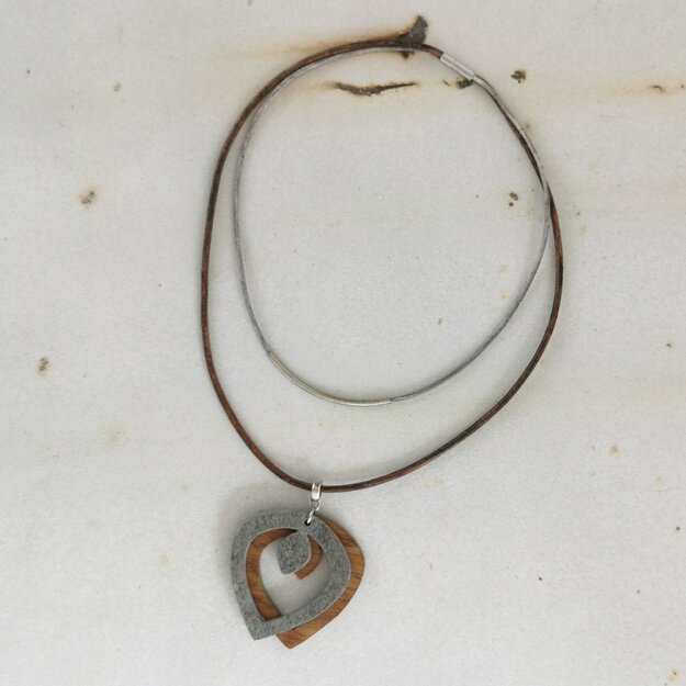 Pilkai rudas žiedas - lengvas kaklo papuošalas iš plono akmens, medžio, odos virvelių bei sidabro spalvos metalinių detalių