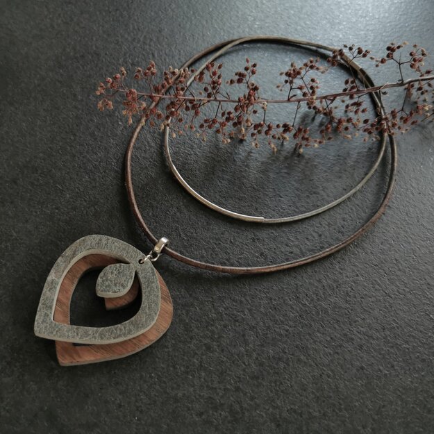 Pilkai rudas žiedas - lengvas kaklo papuošalas iš plono akmens, medžio, odos virvelių bei sidabro spalvos metalinių detalių