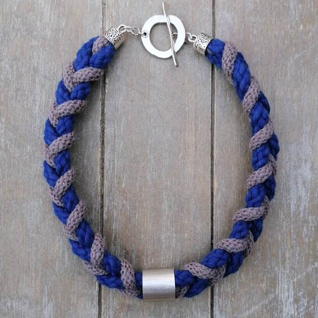 Supintas - minimalistinis kaklo papuošalas iš virvelės (rusvai mėlynas)