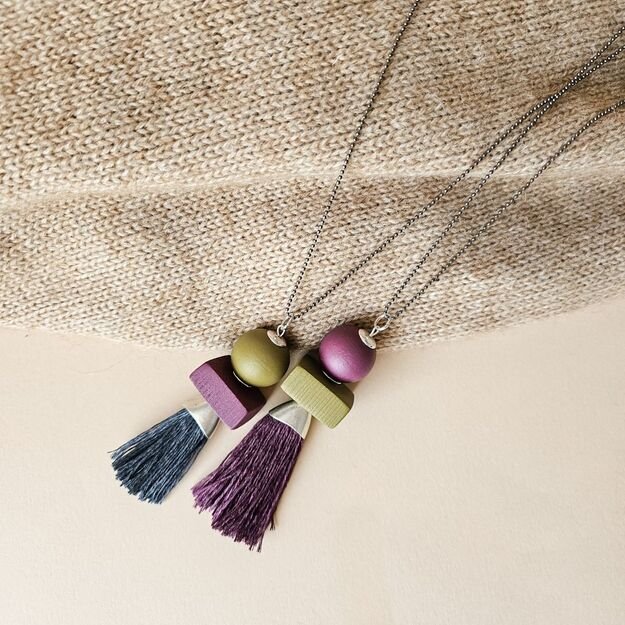 "Rasos lašas" - violetinės bei salotinės spalvos pakabukas su mėlynu lino kutu